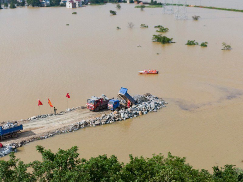 江西省鄱陽縣一度出現險情，目前缺堤位置已封堵超過一半。（新華社）