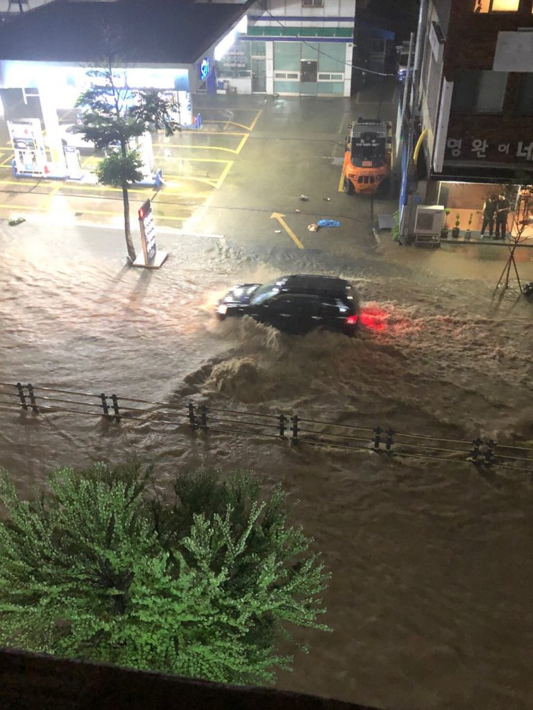 ▲▼暴雨襲擊南韓大田，公寓住宅與車輛慘泡水中。（圖／翻攝自Twitter@z7QbFjSKy3DcTku）