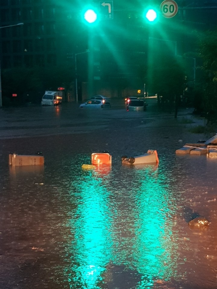 ▲▼暴雨襲擊南韓大田，公寓住宅與車輛慘泡水中。（圖／翻攝自Twitter@qmBrcxiEWDZnFOW）