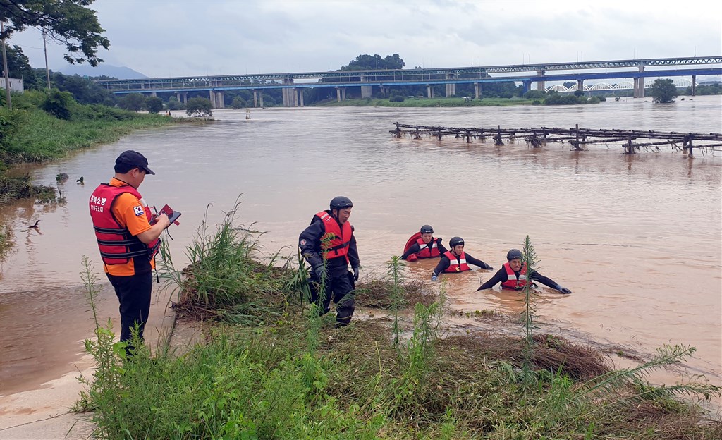 韓國中部部分地區洪水氾濫，忠清北道忠州市1名消防員2日在防汛過程中被急流捲走，搜救團隊搶救中。（韓聯社）